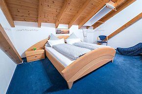 Schlafzimmer mit Kinderbett auf den Ferienbauernhof in der Urlaubsregion Passauer Land